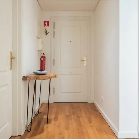 Saldanha Executive By The Portuguese Butler Daire *